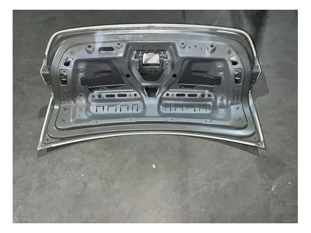 Hoods, tailgates and roof · 行李箱盖总成