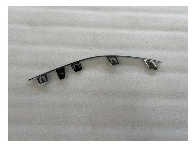Front bumper · 前保险杠右亮饰条