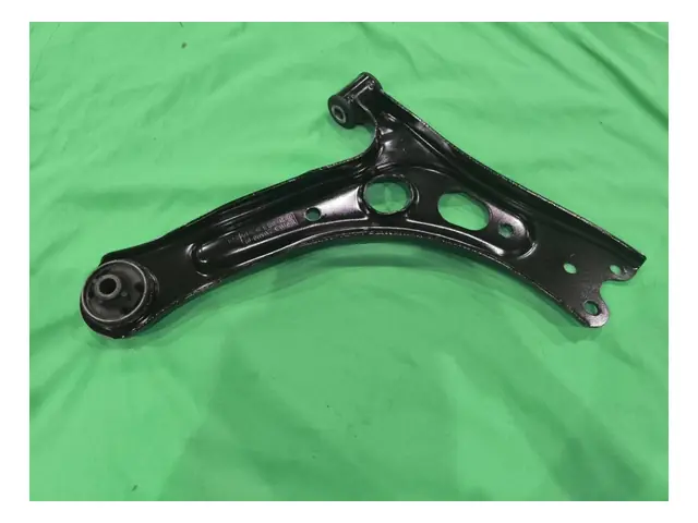 Control arms · 左前下摆臂总成