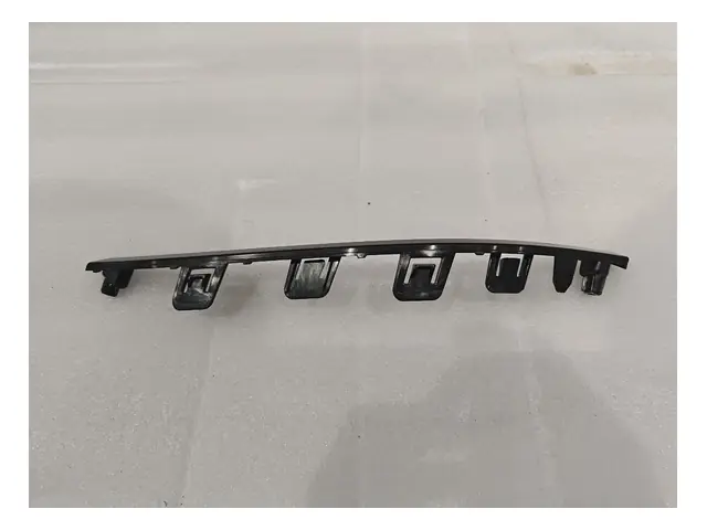 Front bumper · 前保下本体左装饰条