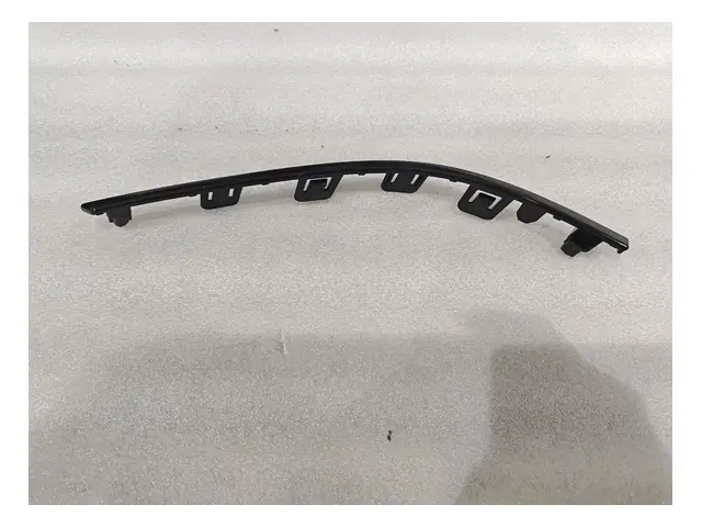 Front bumper · 前保下本体右装饰条