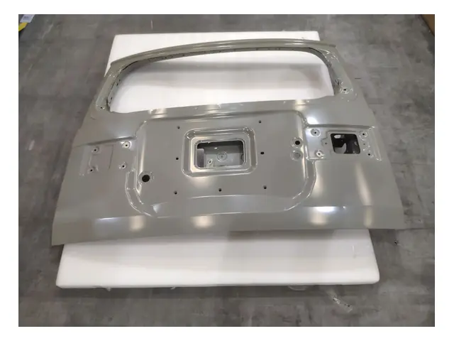 Hoods, tailgates and roof · 背门总成